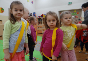 Dziewczynki w kolorowych szarfach